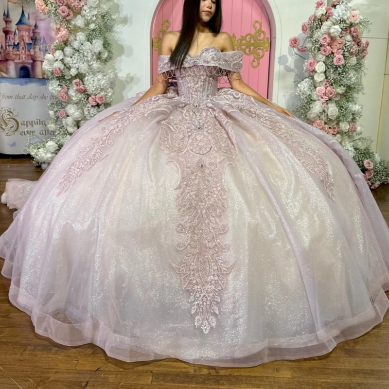 

Розовое блестящее платье Quinceanera, бальное платье с открытыми плечами, аппликация, кружево, бисер, хрустальный бант, тюлевое платье для вечеринки, дня рождения, сладкое платье 16.