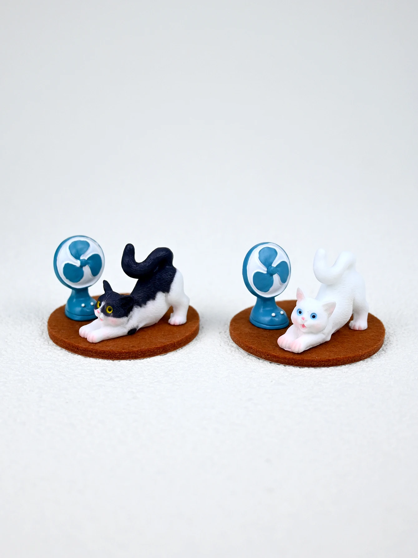 A Miniature Fun Cat Scene Model with a Fan, Miniature Fan, Miniature Cat, Miniature Tray, 1:12 Dollhouse Dollhouse, Miniature Food Toys, Photography Props, Miniature Landscape Decorations, Miniatures Decoration, Small