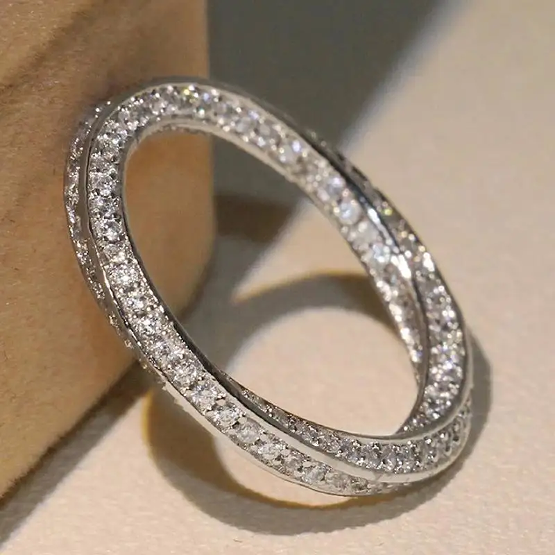 Huitan Eleganter Damenring, gedrehtes Design, voller funkelnder Zirkonia, trendige Accessoires, bezaubernder Schmuck für Hochzeit, Alltag, Party
