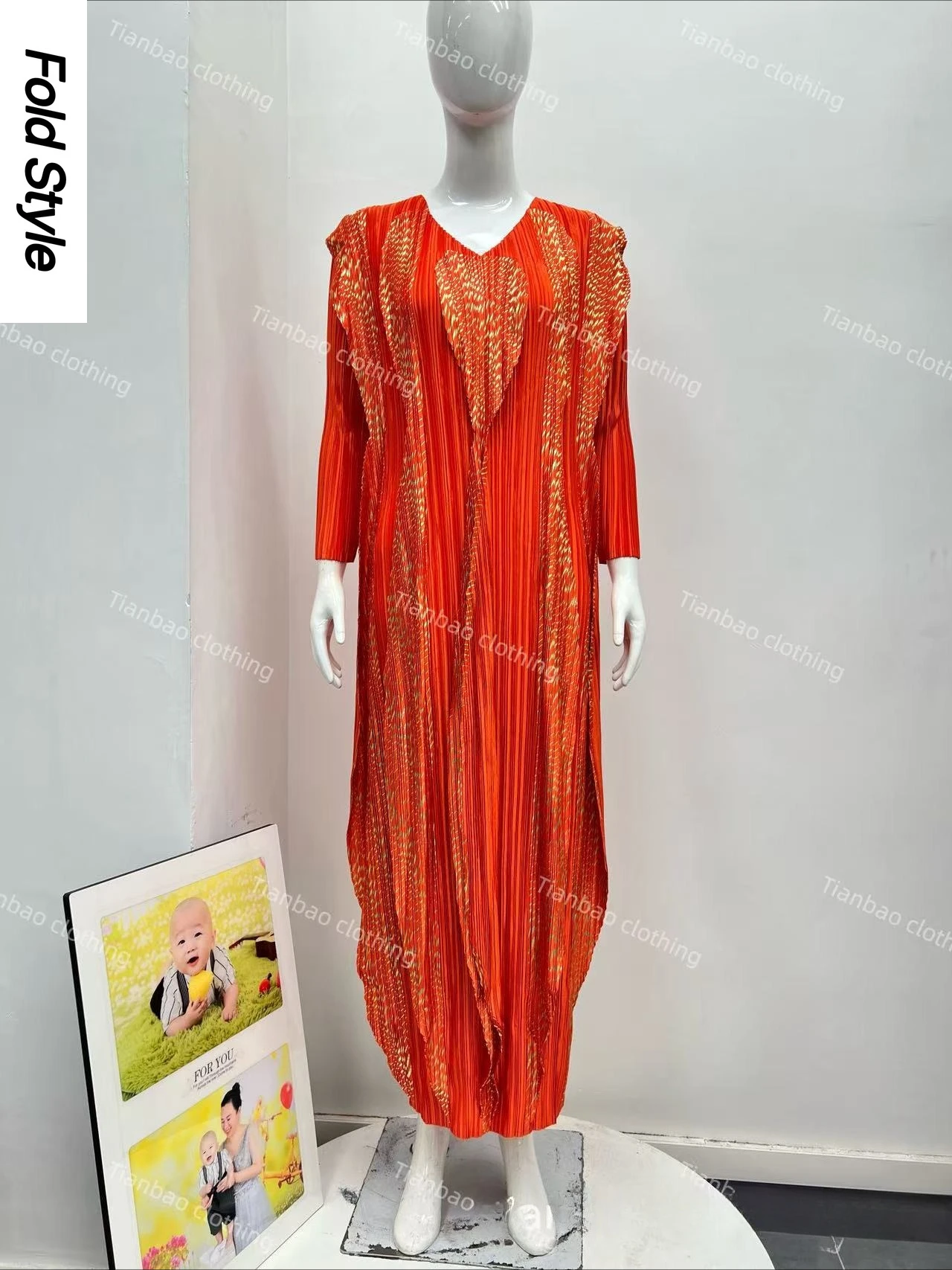 

2025 Fashion V-neck Fashion Miyake Autumn New Bronzing Dress Ruffle Leaf Edge Solid Color Temperament Loose Women's Dress