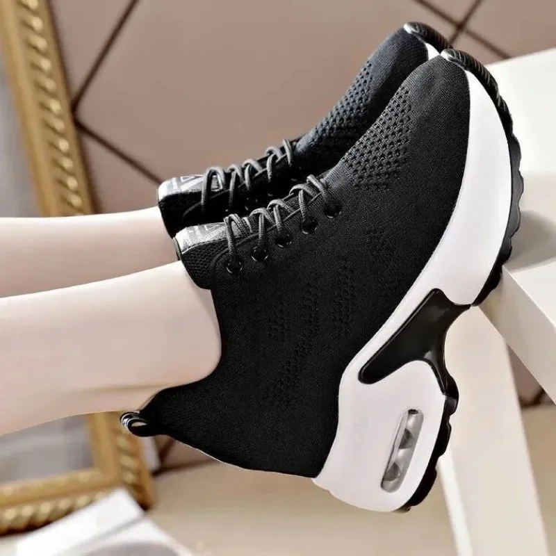 Zapatillas de deporte informales de malla transpirable para mujer, zapatos vulcanizados de punto con cuñas de plataforma y aumento de altura, Primavera, 2023