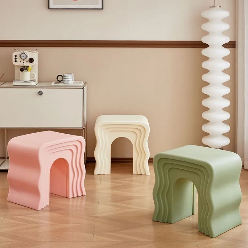 

Журнальный столик в скандинавском стиле для гостиной, простой угловой столик с волнистыми краями, современное украшение, табурет для макияжа, кремовый стиль, современные Mesas