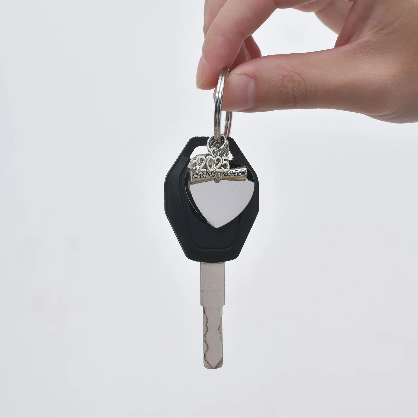 2025 卒業シーズン ステンレススチール ハート キーホルダー 卒業ギフト 女性 男性 パーソナライズされたカスタムテキスト名キーホルダー
