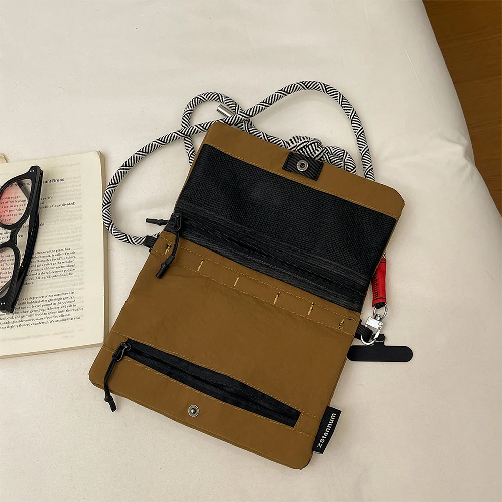 Damen-Umhängetasche, Handtasche im Umschlagstil, aus faltigem Stoff, mit verstellbarem, geflochtenem Träger, leichte Tasche für den täglichen Gebrauch. – Detail 4