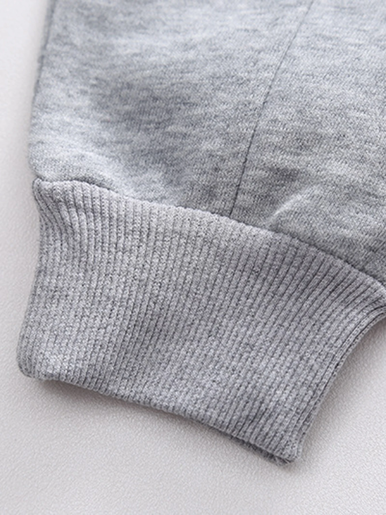 Klassisches Kinder-Set mit langen Ärmeln und langen Hosen, gestreiftes Dinosaurier-Muster, bestickt – Tasche nicht enthalten – Detail 5