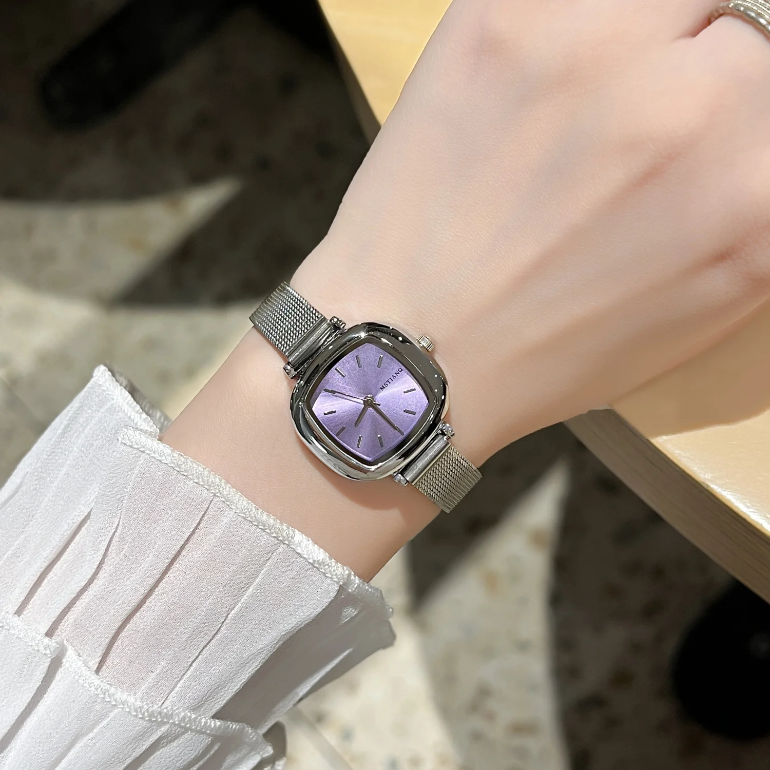 Квадратные нишевые часы для женщин 2025 новые модели для официальной носки; Изысканные женские кварцевые часы на рабочем месте