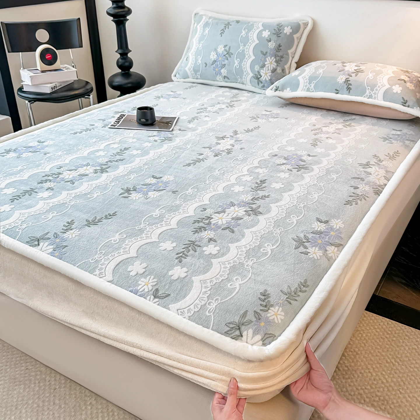 

1pc Coral Fleece Mattress Cover for Winter Thick Warm Quilted Bed Sheet with Elastic Single/Queen/King Mattress Protector