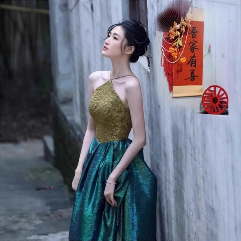 

New Chinese-style morning dress thank-you banquet toasting makeup and photo