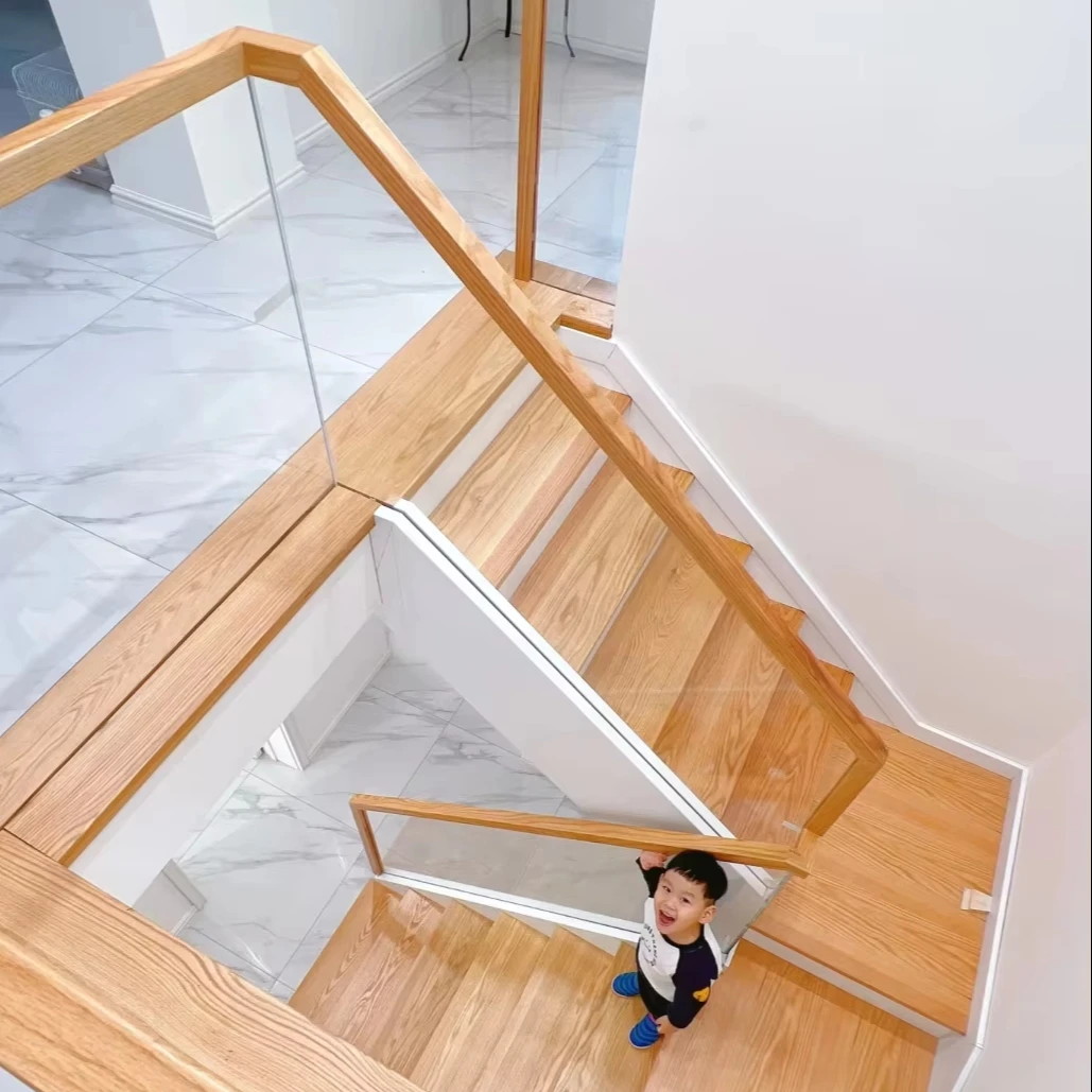 맞춤형 내구성 있는 플로팅 계단 키트 설치가 쉬운 나무 유리 계단 거실 식당 호텔 빌라 산업용