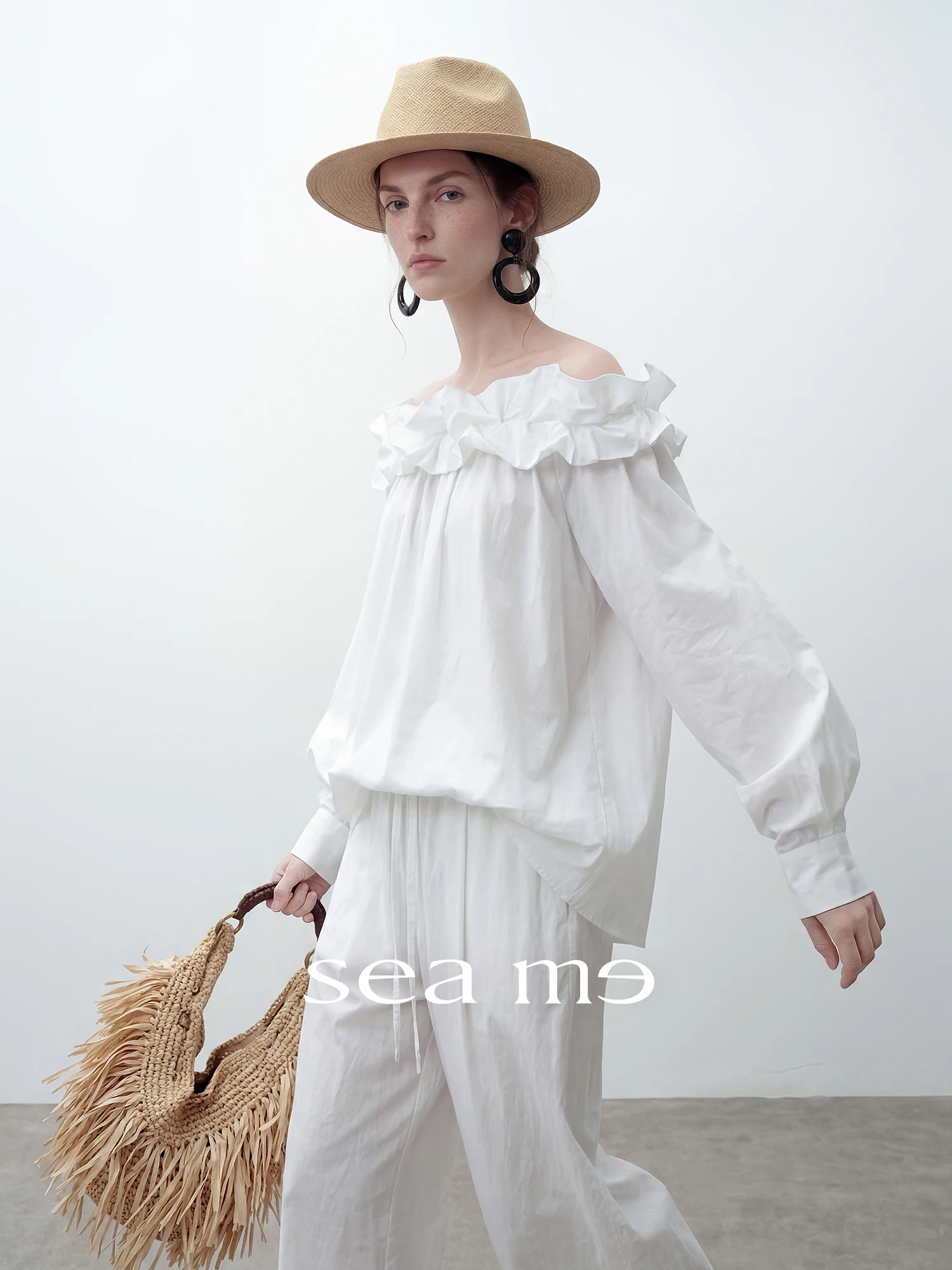 

Elegant Minimalist Wooden Design Shoulder Bared Shirt Women's Overhead Cotton Long Sleeve Breathable Casual Top
