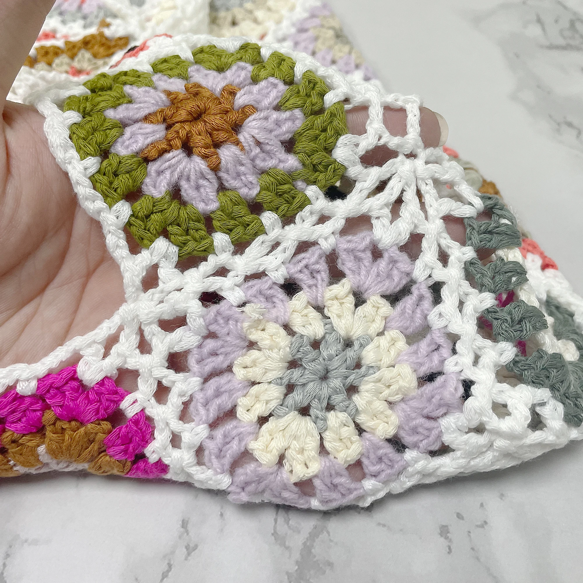 

Handmade Crocheted Wool Handheld Wristlet Bag Casual Outing Travel Retro Hollow Bag (Flower Color Random) Novel Style Unique