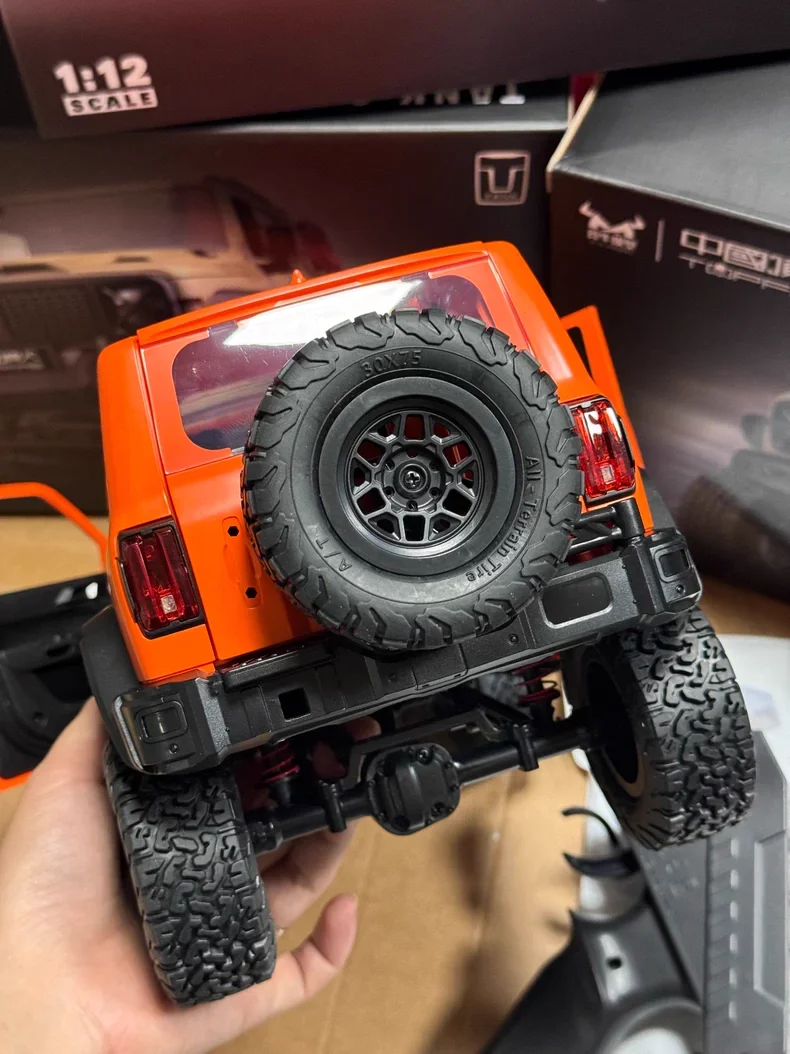 جديد Mangniu MN300 2025 دبابة مع جهاز للتحكم عن بُعد نموذج سيارة التحكم عن بعد الدفع الرباعي على الطرق الوعرة تسلق لعبة السيارة للأولاد هدية