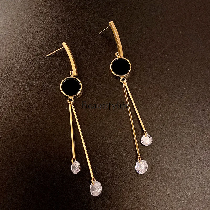 

Acrylic inlaid earrings are fashionable and simple, long pendant earrings are smart and fashionable.