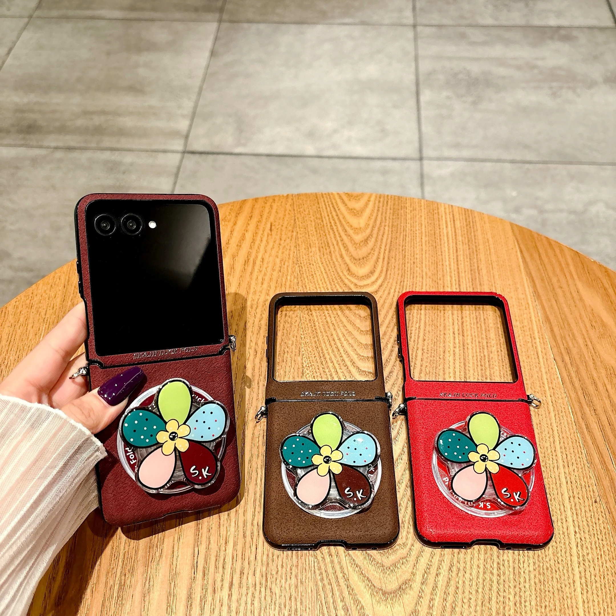 

Back Cover For Motorola Razr 50 Ultra 60 Case Hand Straps Rope Flower Bracket Magnetic Attraction Hard Pc Shockproof Phone Case