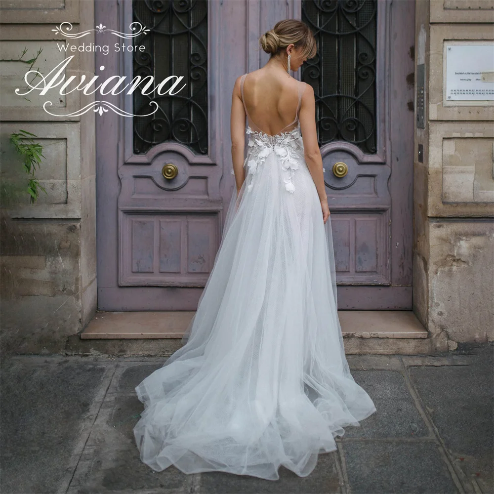 Aviana Maßgeschneidertes Brautkleid in A-Linie mit tiefem V-Ausschnitt und hohem Schlitz, Spitzenstickerei, Blumenapplikationen, Perlen, Sweep-Zug, Tüll, rückenfrei