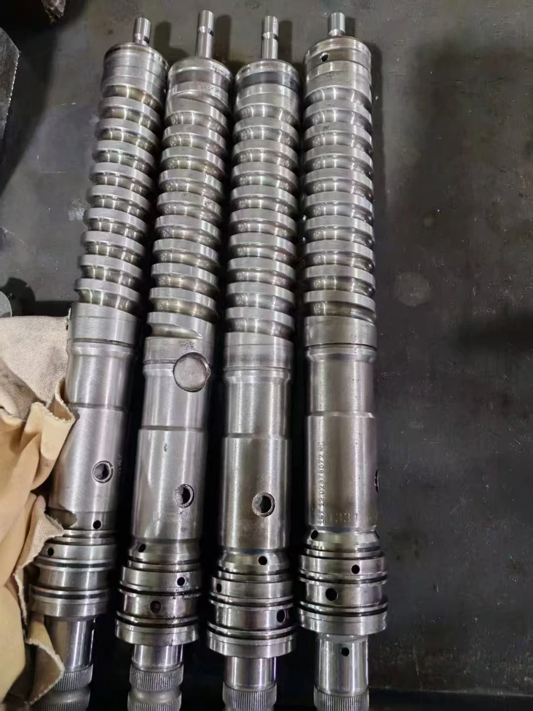 SAIC Hongyan Genlyon Scatola sterzo 3401010-T3800 DONGFENG Albero a vite senza fine sterzo per camion 8098957130 Albero sterzo 8098957111