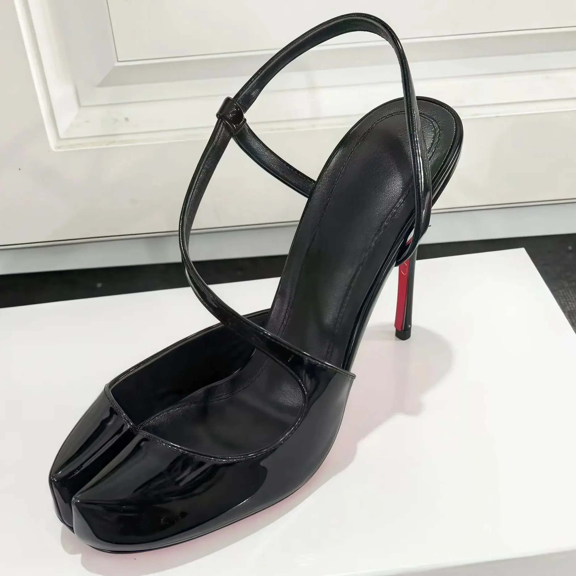 

Черные женские сандалии из лакированной кожи с красной подошвой Tabi Split Toe, сандалии с ремешком сзади, летние офисные женские туфли на высоком каблуке-шпильке