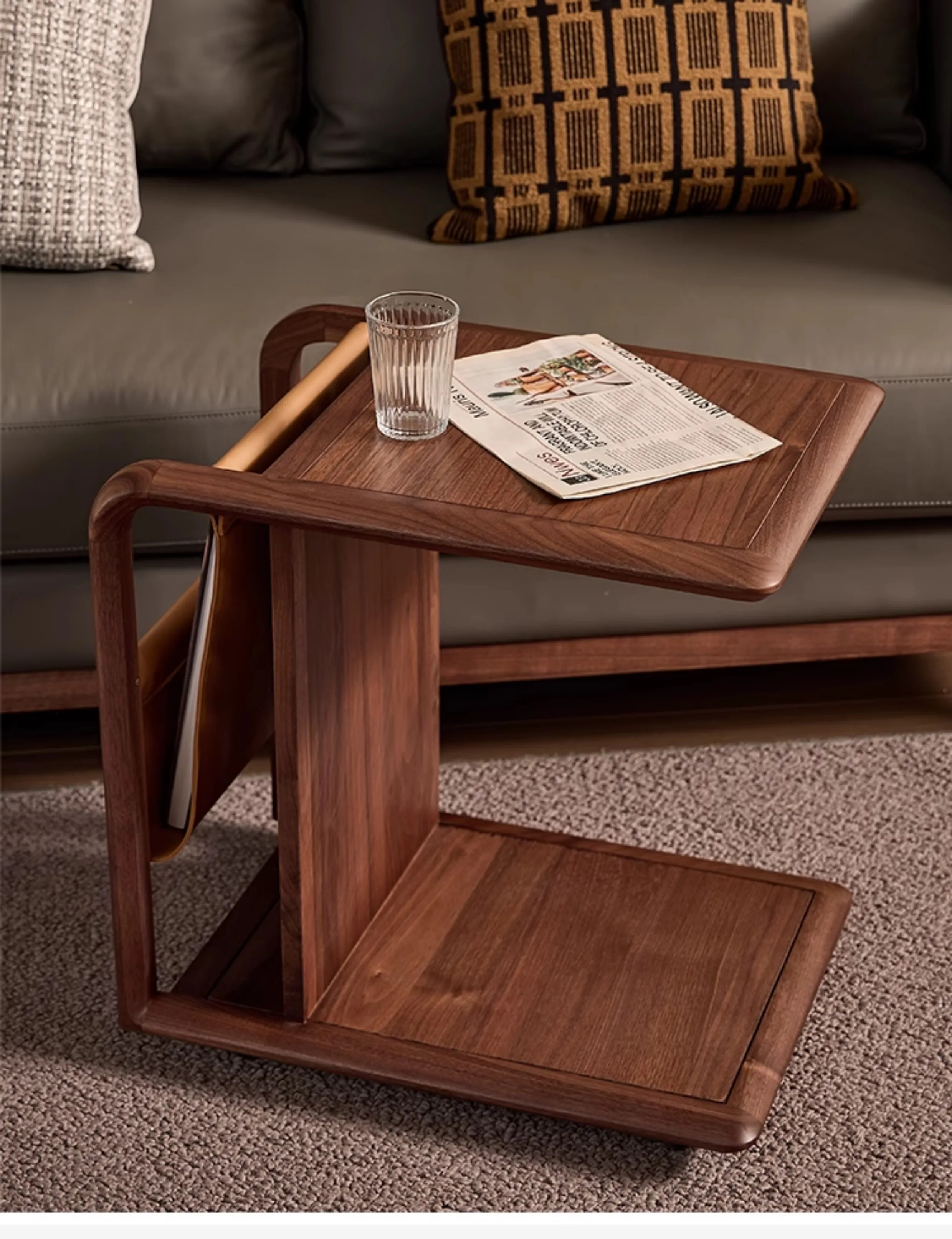 

Североамериканский черный орех, боковой диван, несколько типов C, подвижный небольшой журнальный столик, тележка, журнальная стойка, угловая стойка из массива дерева, несколько углов