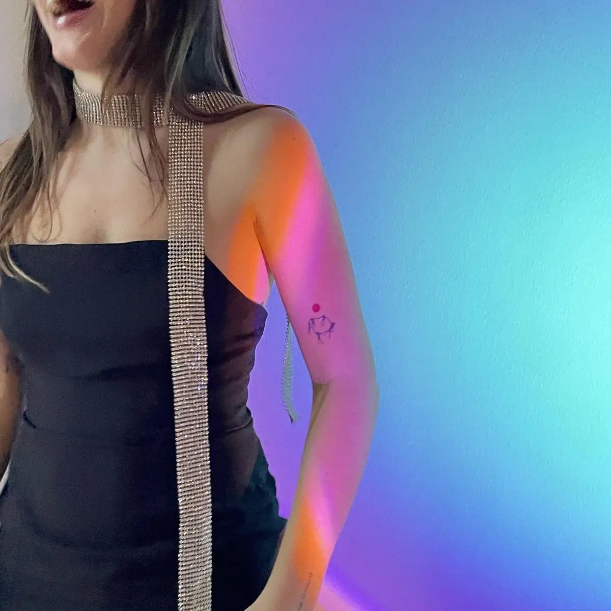 

Шарф с металлическими пайетками Фестиваль музыки Яркая девушка Ожерелье Модный шарф на весенне-осенний сезон Тепло Функциональный китайский ...