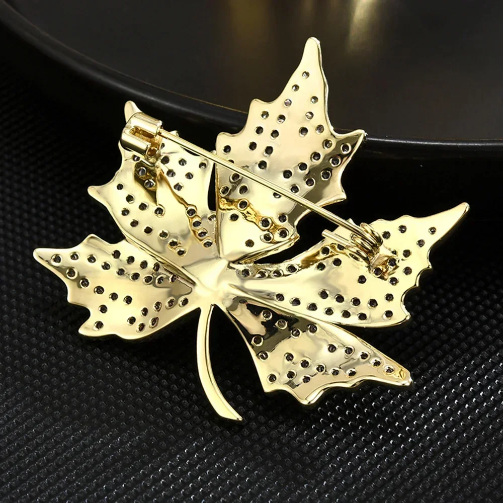 New Gold Color Rhinestone Maple Leaf Brooch Pin for Women Luxury Plant Shape Jewelry Wedding Party Accessories Gifts Брошь