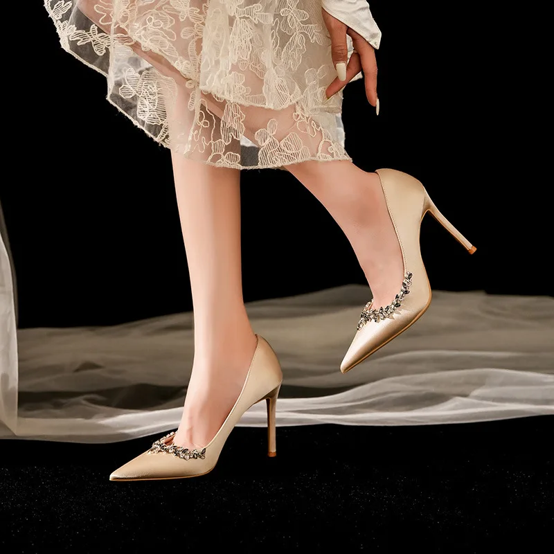 New silk wedding shoes, women's rhinestone trimmed high heels, slim heels, pointed toes, shallow mouth bridal shoes