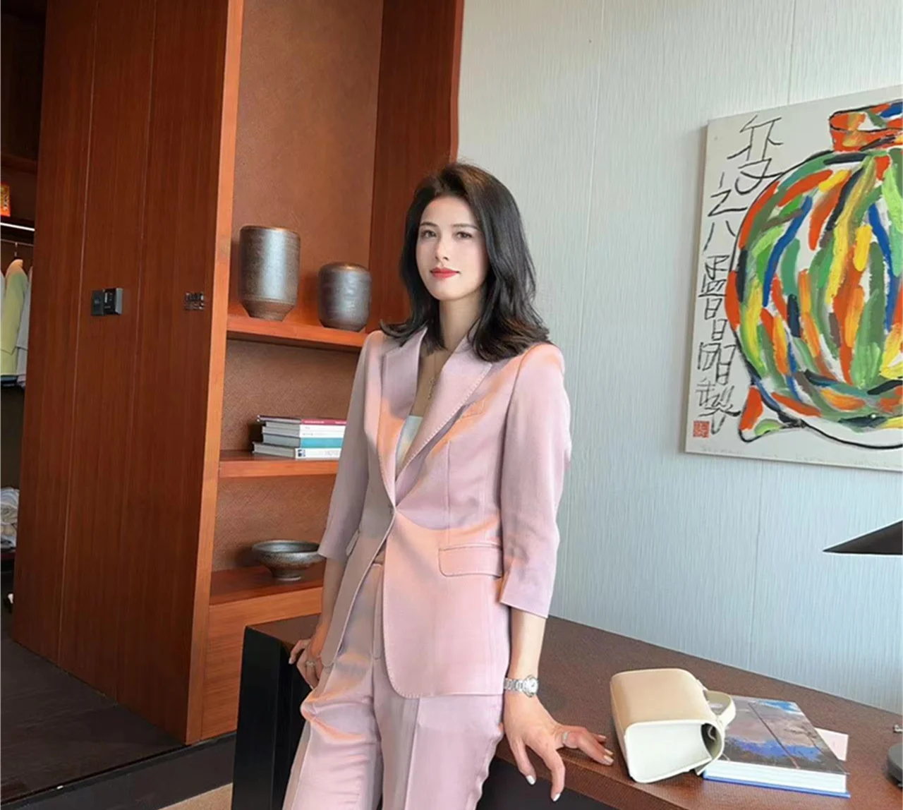 

Костюм-двойка из ацетатного трикотажа для женщин: приталенная футболка и брюки-капри (семь восьмых длины) или брюки-девять восьмых длины, розово-фиолетовый, профессиональный, на подкладке, летний