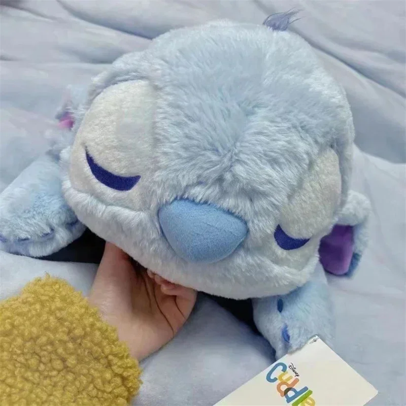 Jouets en peluche Disney Stitch pour filles et enfants, dessin animé mignon, mode douce, oreiller en peluche beurre, décoration de chambre, cadeaux de vacances, CAN o & Stitch