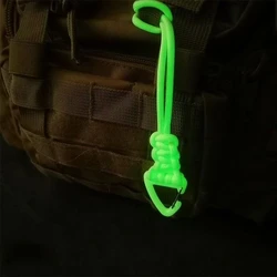 Llavero táctico con linterna LED y gancho mosquetón Molle supervivencia