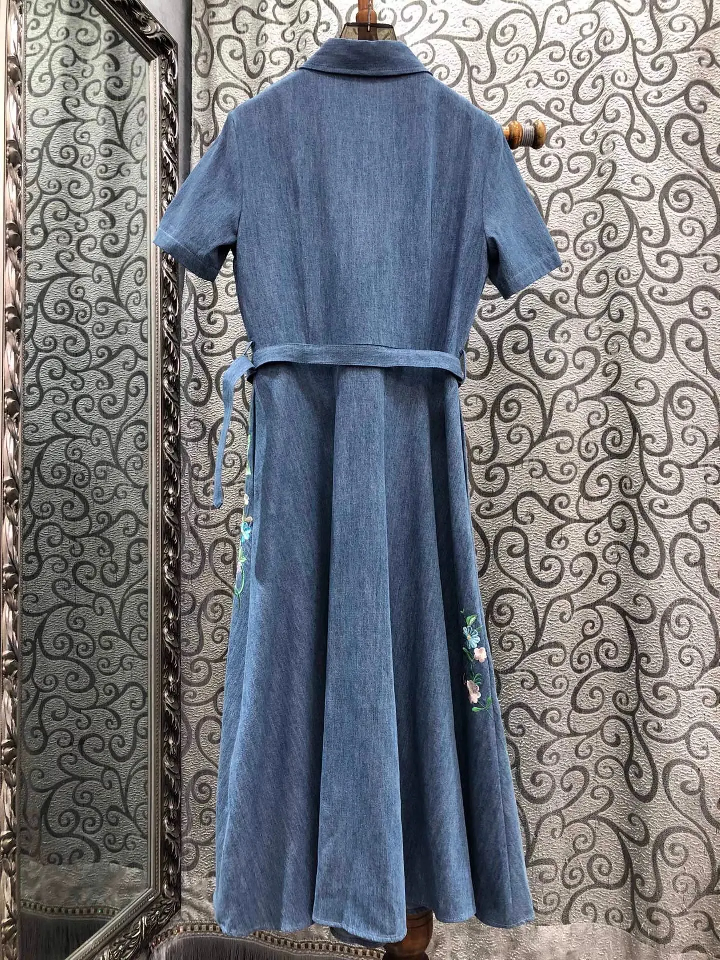 100% 순면 데님 드레스 2025 가을 여성 턴다운 칼라 화려한 꽃 자수 패턴 중간 길이 블루 진 드레스 고급스러운