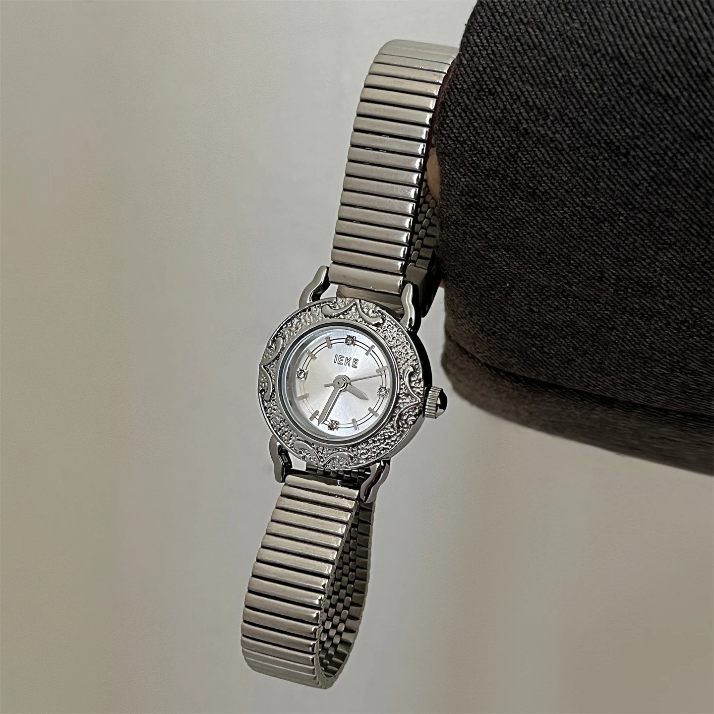 New Luxury Vintage Women'S Watch With A Stylish Chain Strap And Sophisticated Design; A High-End Ladies' Quartz Wristwatch.
