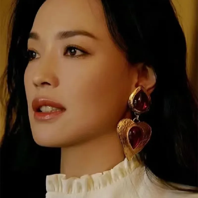 

French Vintage Gold Heart Shaped Earrings Fashion Luxury Design High-End Sensation Women's Jewelry for Parties Daily Use