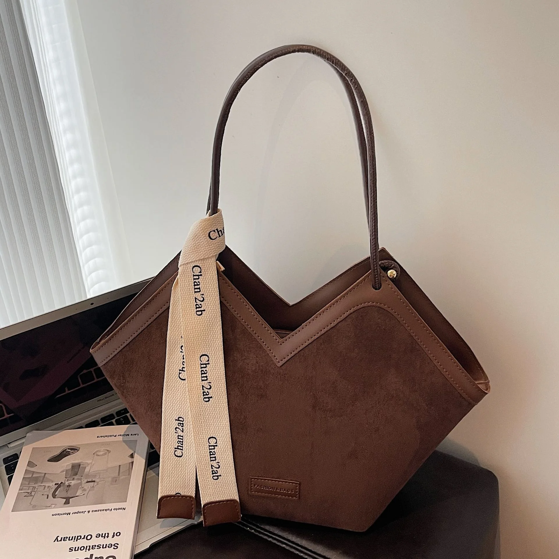 

Autumn Winter Retro Faux Suede Bag Women 2025 New Trendy Versatile Shoulder Bag Large Capacity Commuting Tote Bag With Scarves