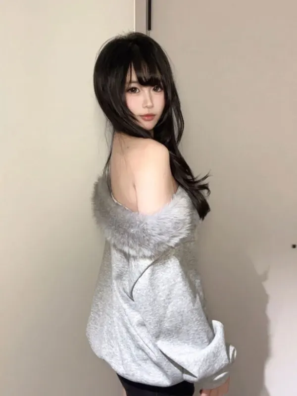 

Корейская модная утепленная асимметричная толстовка с капюшоном на одно плечо, маленький размер, трендовый топ, зима 2025, женская толстовка с длинным рукавом