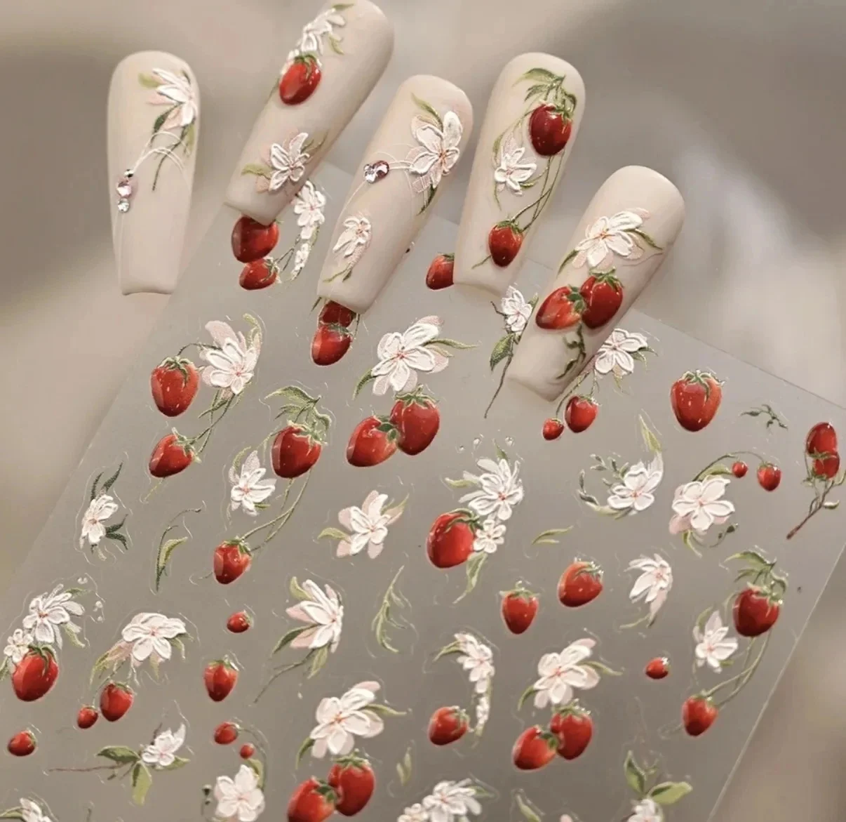 

Набор наклеек для ногтей: белые и красные цветы, клубника