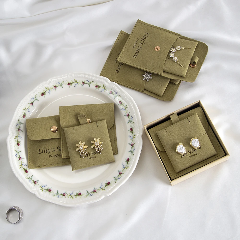 

20/50/100 компл. персонализированный логотип 8x8 см, зеленые ювелирные изделия, сумка из микрофибры, сумка на пуговицах, вставка 6x6 см, серьги-гвоздики, подушечка для ожерелья, карта