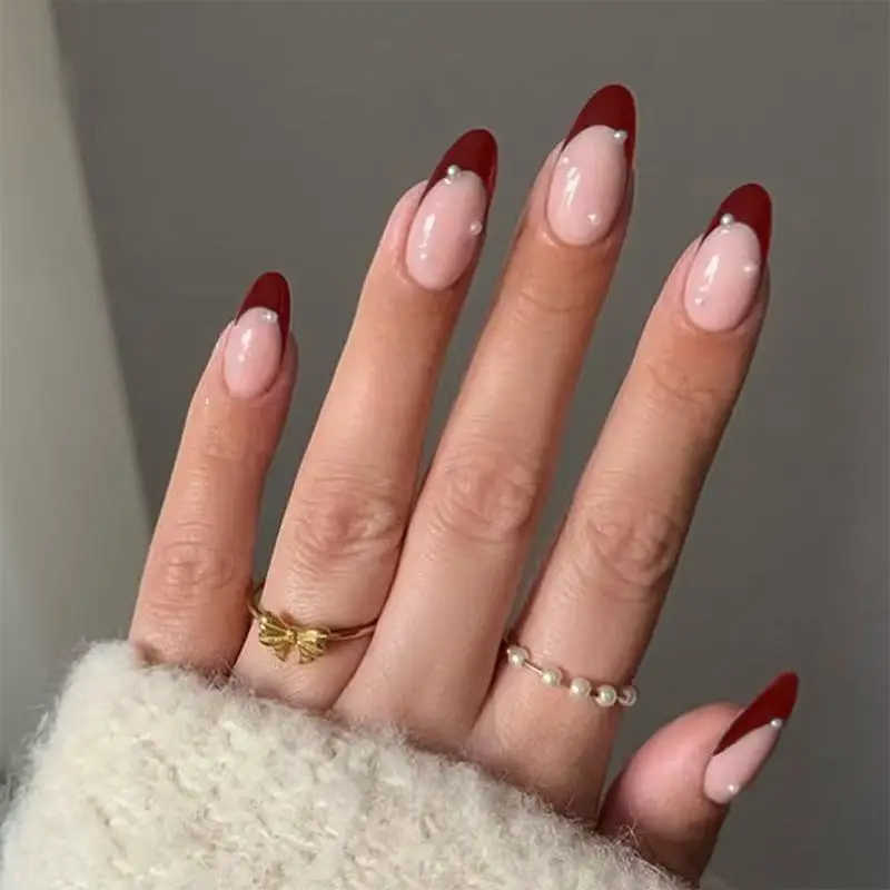 Juego de 24 uñas postizas clásicas color borgoña, con punta francesa y adornadas con mini perlas de lentejuelas.