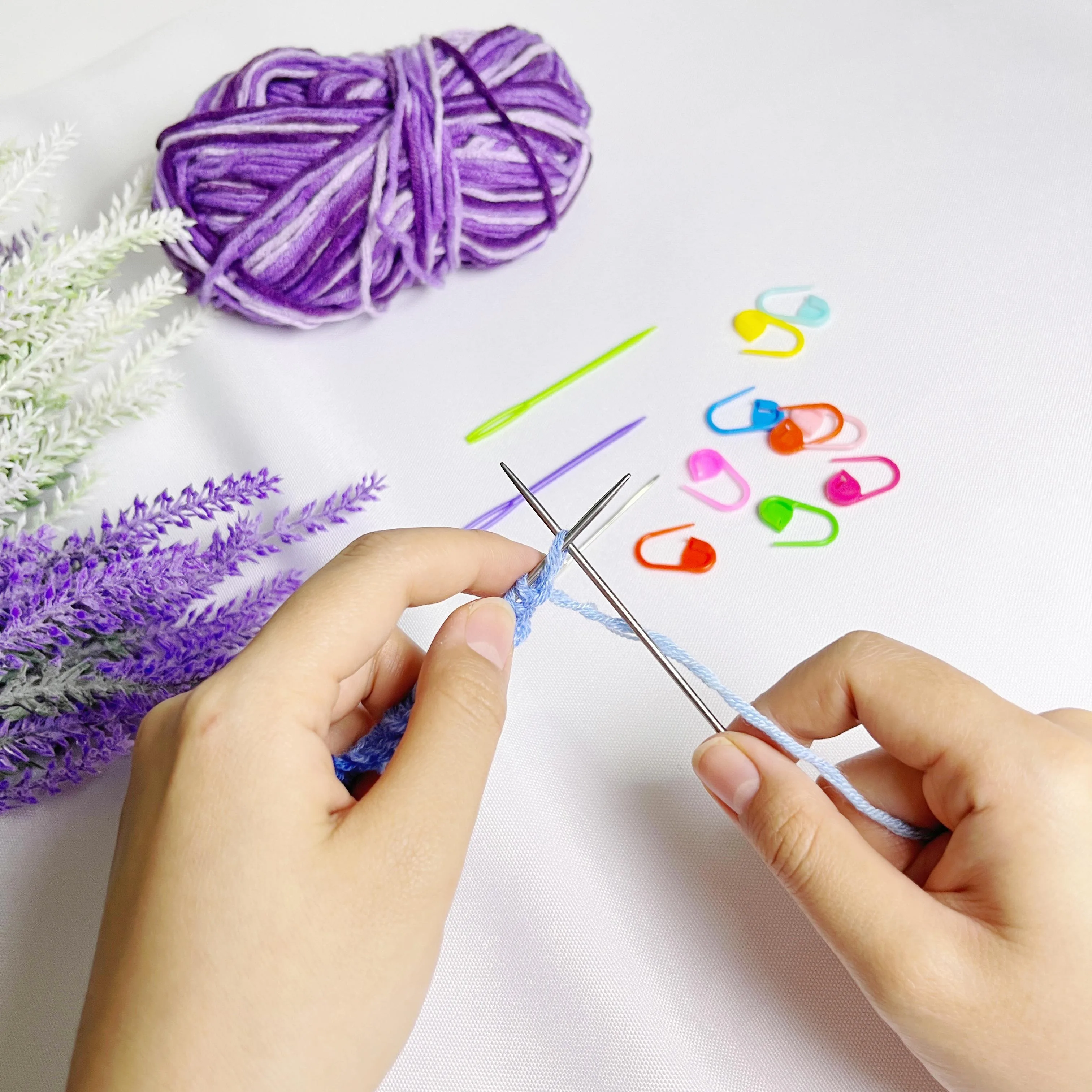 80cm Single Stainless Steel Circular Knitting Needles, Available in Various Sizes from 2-7mm, Each Circular Needle Comes with a Stainless Steel Hand Sewing Needle, 10 Stitch Markers, and 2 Large-Eye Needles