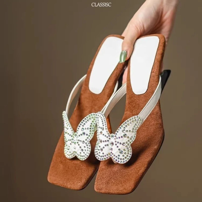 فراشة حجر الراين اللمحة تو الكعوب رقيقة النعال النساء الصيف الفاخرة العلامة التجارية صندل كعب عالٍ السيدات النعال خارج عادية