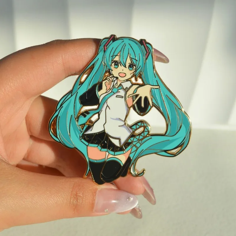 Badge en métal Hatsune Miku, imitation émail, broche magnétique, aimant de réfrigérateur, accessoires mignons pour sacs d'école, festival, anime