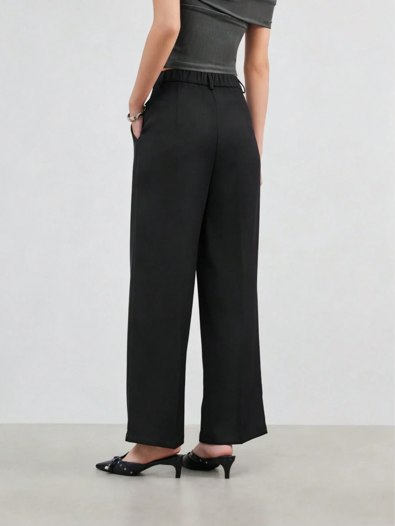 

Женские черные плиссированные брюки с высокой талией и широкими штанинами для повседневной носки весной