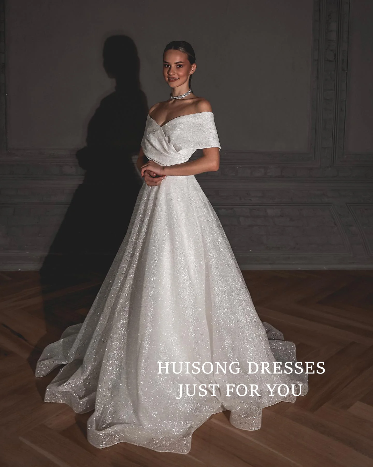 

HUISONG Customized Boho Glitter Tulle Wedding Dresses Sleeveless Off the Shoulder A-Line Beach Shiny Bridal Gown vestidos