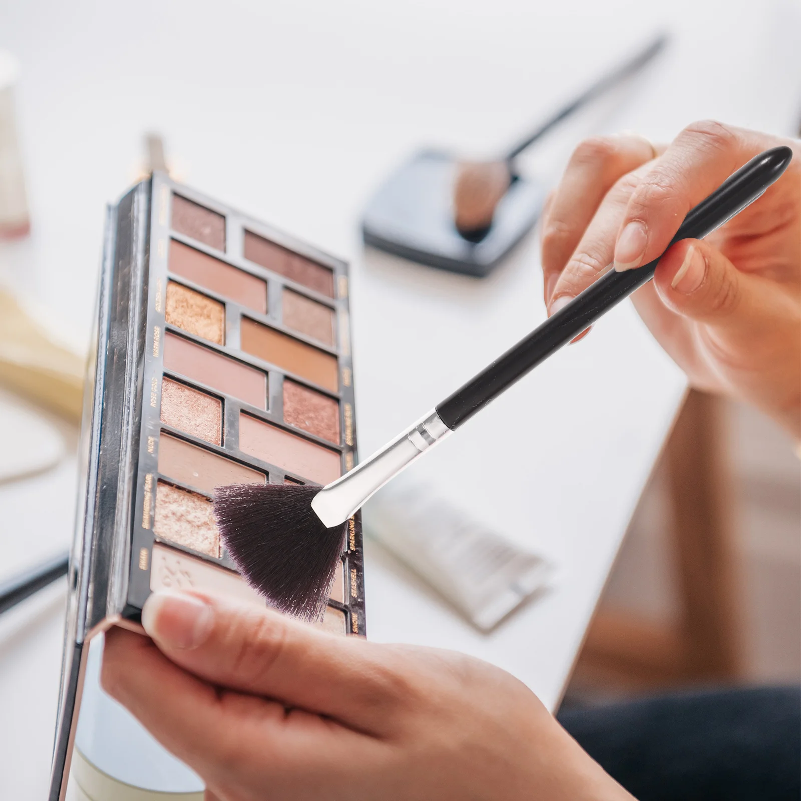 

4Pcs Fan Shape Makeup Brushes Blusher Powder Brushes Professional Soft Nylon Bristles Cosmetics Brush Set Makeup