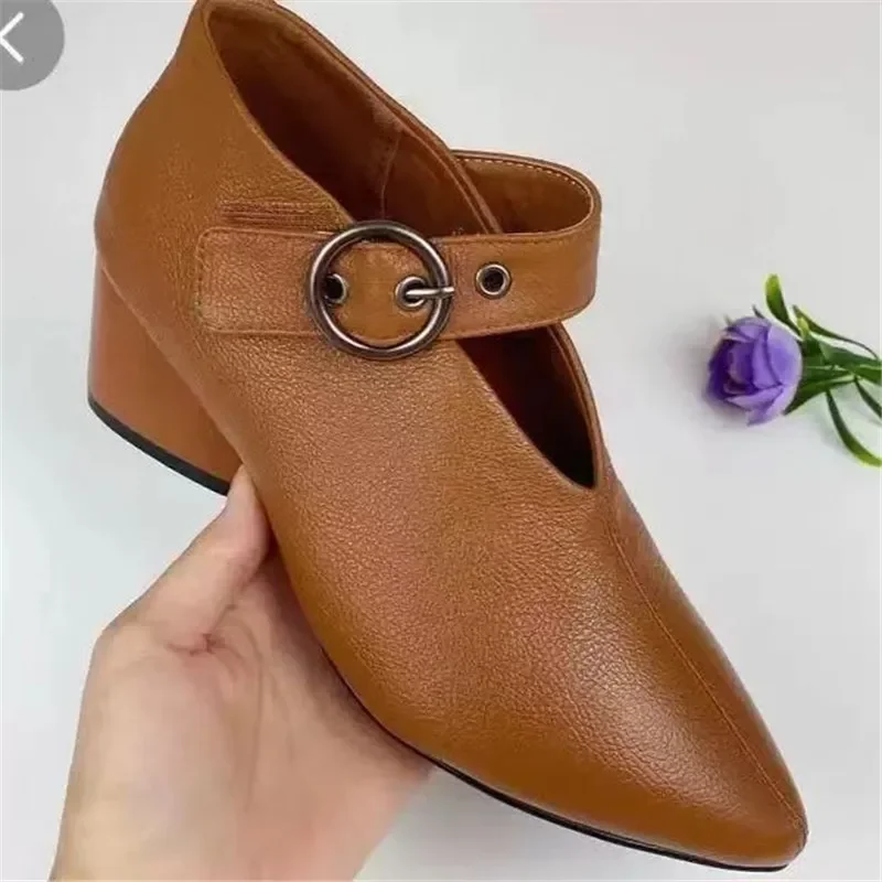 New European and American fashion shoes in spring and autumn of 2023 women\'s shoes with thick heels and deep toes.