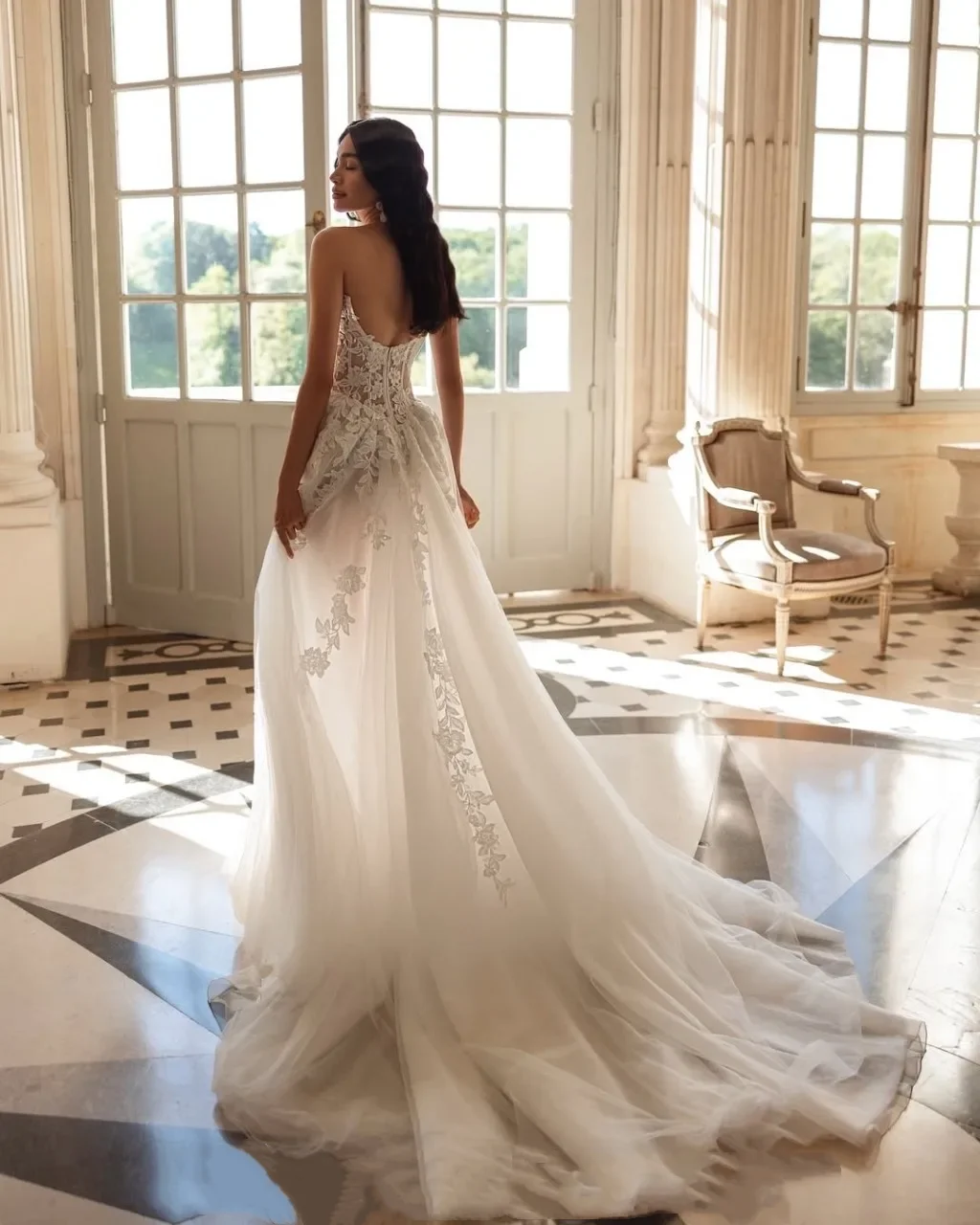 Bohemian boat shaped collar strapless wedding dress lace decal A-line bridal dress elegant Tulle wedding dress customization