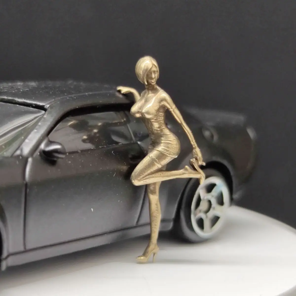 Brass Can Be Colored. A Sexy Car Girl Wearing High Heels, A Beautiful 1:64 Figure Model, A Miniature Car