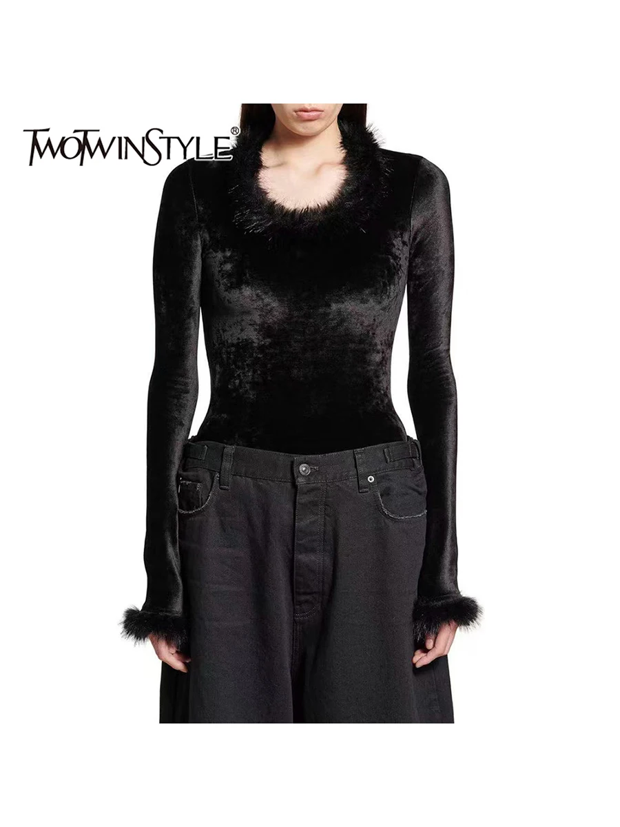 

TWOTWINSTYLE однотонные утягивающие бархатные футболки с меховым воротником для женщин, минималистичная футболка с круглым вырезом и длинными рукавами, женская новинка