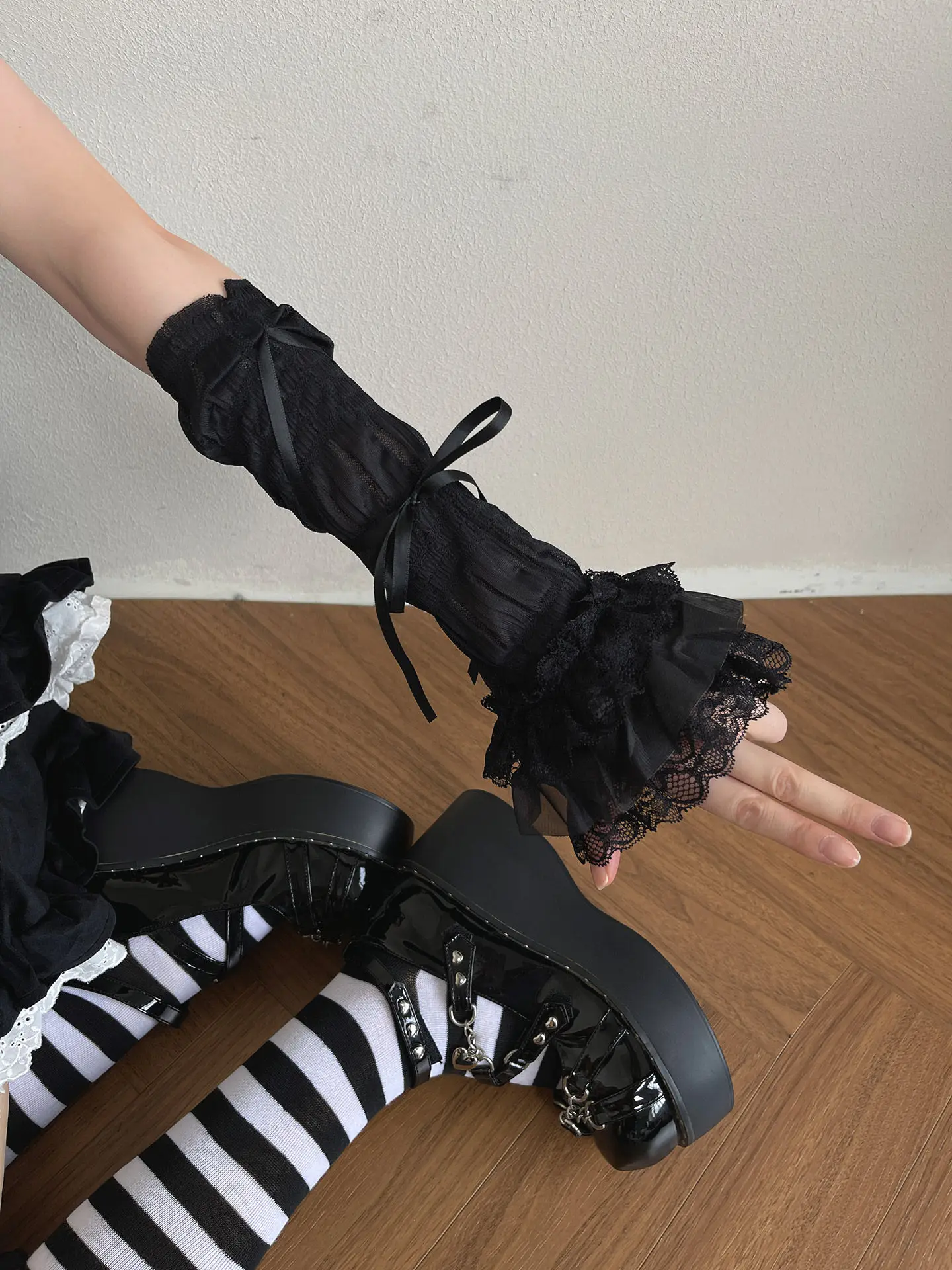 Original Millennium Y2K Hot Girl Dark Gothic Princess Hand Sleeve Elegant Lace Bandage JK Oversleeve Sweet Students Long Sleeves
