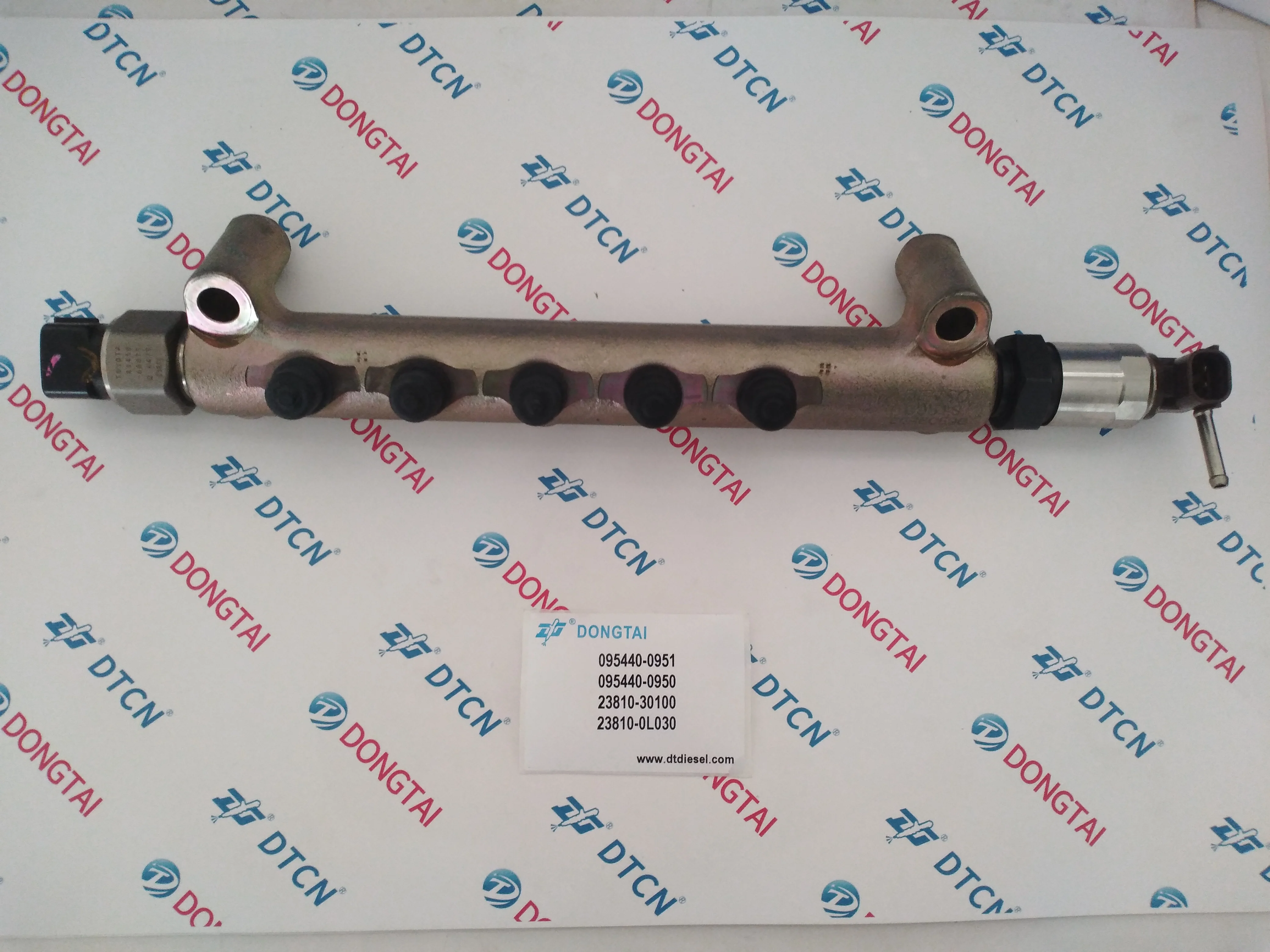 DEN-SO Fuel Rail 095440-0951=095440-0950=23810-30100=23810-0L030 For Toyotas KUN26 Hilux