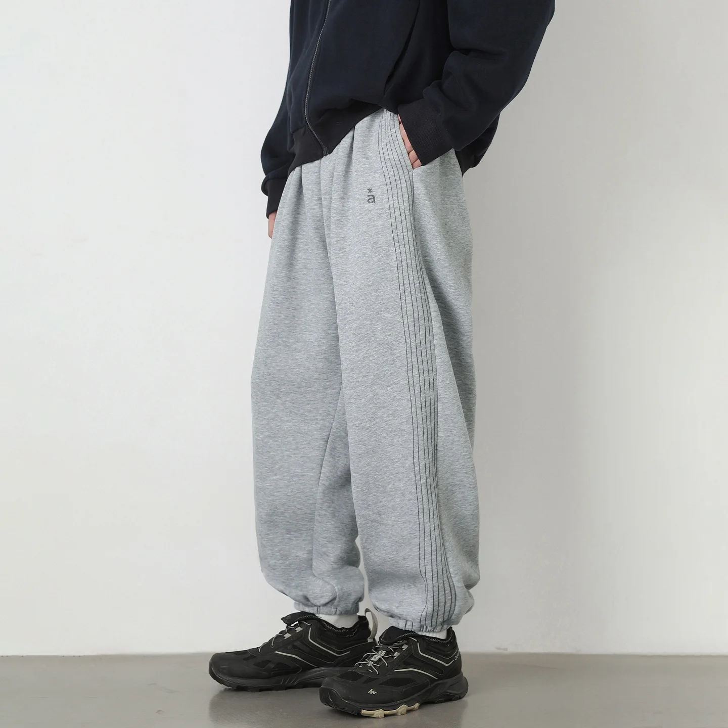 

Loose Fit Men's Sporty Style Trousers Casual Pants with Bright Stitching Side Color Block Straight Leg mid Waist Polyester Fiber