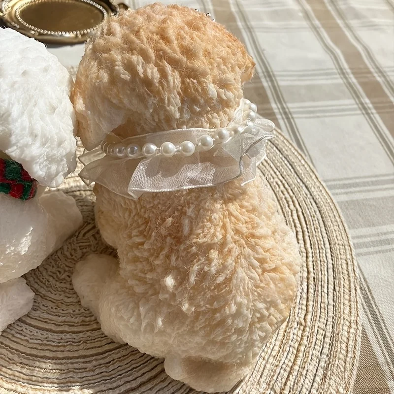 Lindo juguete para apretar caniche blanco: cachorro con bola de pellizco de goma suave con bufanda a cuadros roja y verde, ideal para cumpleaños, regalos de navidad